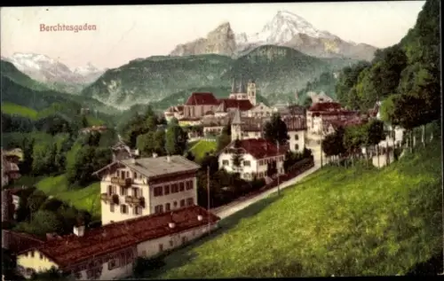 Ak Berchtesgaden in Oberbayern, Berglandschaft, Häuser, Kirche, Bäume, Berge im Hintergrund