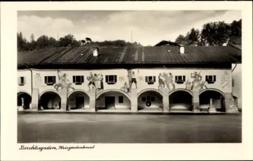 Ak Berchtesgaden Oberbayern,  Kriegerdenkmal, Wandmalereien