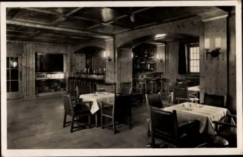 Ak Berchtesgaden in Oberbayern, Restaurant mit Tischen, Stühlen, Bar, Holzvertäfelung