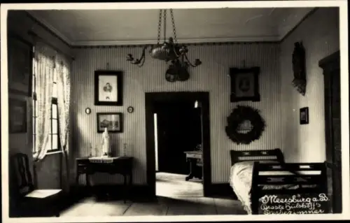 Ak Meersburg am Bodensee, Zimmer mit Bett, Tisch, Stuhl, Bilderrahmen, Fenster, Wandschmuck