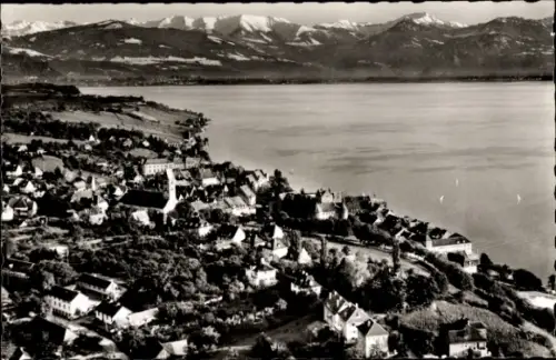 Ak Meersburg am Bodensee, Schöne Landschaft, Bodensee, Berge im Hintergrund,  Gebäude