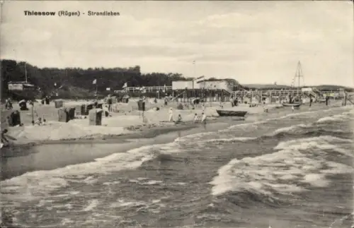 Ak Thiessow auf Rügen, Strandleben in  Rügen, Menschen am Strand, Boote, Wellen