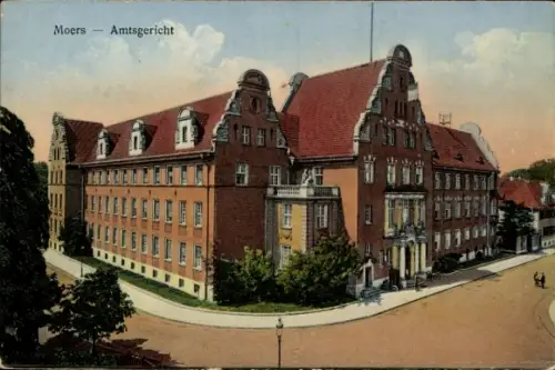 Ak Moers am Niederrhein, Moers Amtsgericht, farbige , Gebäude mit roten Ziegeln, Bäume, Straße