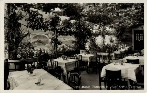 Ak Trittenheim an der Mosel, Terrasse des Hotels Krone, Blick auf die Mosel, Tischen und Stühlen