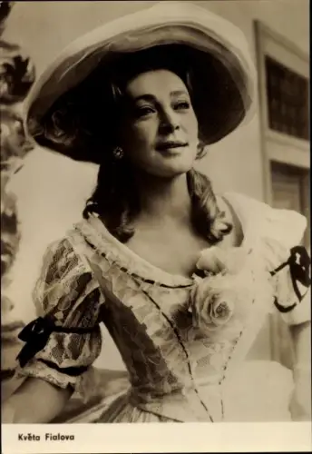 Ak Schauspielerin Kveta Fialova, Portrait im Kostüm