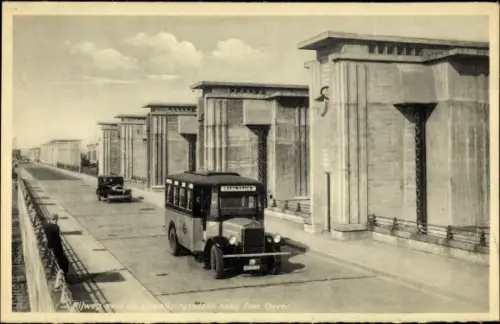 Ak Den Oever Wieringen Nordholland Niederlande, Rijweg over de uitwateringsluizen