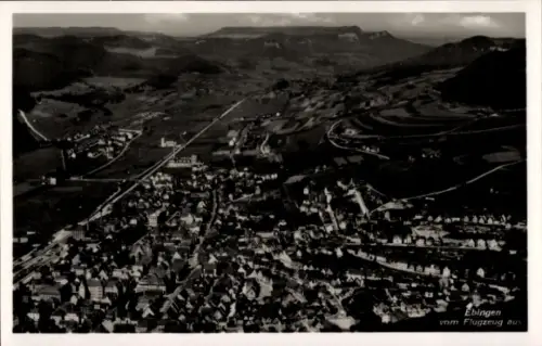 Ak Ebingen Albstadt in Württemberg, Luftaufnahme von  Landschaft, Häuser, Berge im Hintergrund