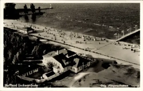 Ak Ueckermünde in Vorpommern, Haffbad  Strand, Wasser, Gebäude, Fliegeraufnahme