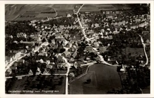 Ak Gerstetten auf der Alb Württemberg, Luftaufnahme von  viele Häuser, ländliche Umgebung