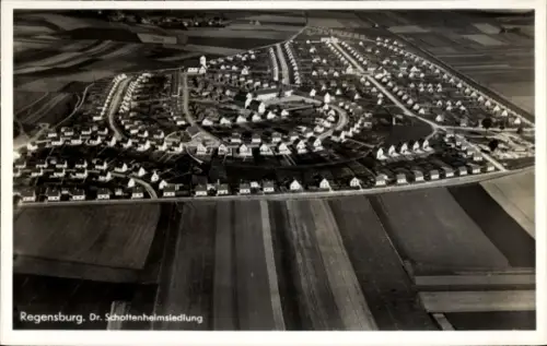 Ak Regensburg an der Donau Oberpfalz, Luftaufnahme von  Dr. Schottenheimsiedlung, Wohnsiedlung