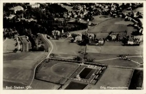 Ak Bad Steben in Oberfranken, Luftaufnahme von  Landschaft, Gebäude, Straßen