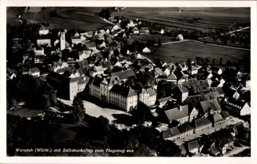 Ak Bad Wurzach in Oberschwaben, Luftaufnahme von  Salvatorkolleg, Häuser, Felder