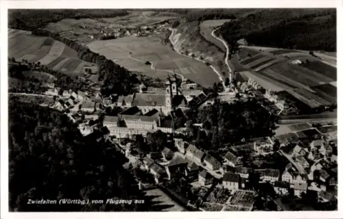 Ak Zwiefalten in Württemberg, Luftaufnahme von  Kirche, Kloster, ländliche Umgebung