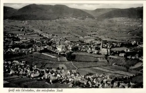 Ak Edenkoben an der Haardt Pfalz, Luftaufnahme von  Weinberge, Stadtansicht, Kirche