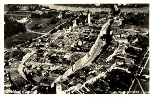Ak Mühldorf am Inn Oberbayern, Luftaufnahme von  Stadtansicht, Fluss im Hintergrund