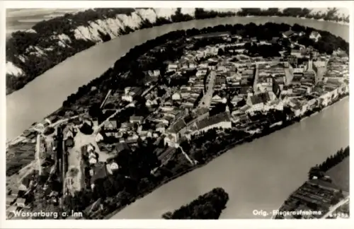 Ak Wasserburg am Inn Oberbayern, Luftaufnahme von  Fluss, Stadtansicht, Schwarz-Weiß