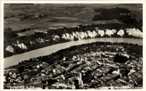 Ak Wasserburg am Inn Oberbayern, Luftaufnahme von  Fluss, Landschaft, Stadtansicht