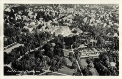 Ak Bad Pyrmont in Niedersachsen, Luftaufnahme von  Stadtansicht, Bäume, Gärten
