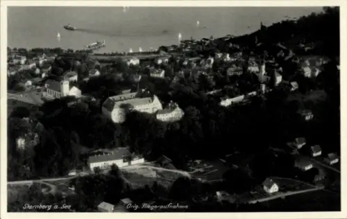 Ak Starnberg am Starnberger See Oberbayern, Luftaufnahme von Starnberg am See, Schiffe, Bäume, Hä