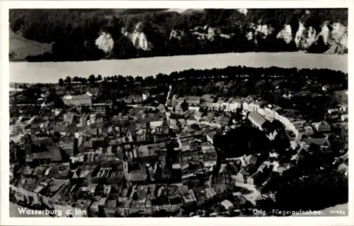 Ak Wasserburg am Inn Oberbayern, Luftaufnahme von  Fluss, Stadtansicht, Schwarz-Weiß