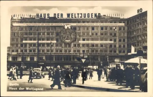 Ak Berlin Mitte, Alexanderplatz, Haus der Weltjugend, Passanten
