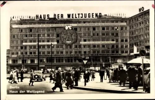 Ak Berlin Mitte, Alexanderplatz, Haus der Weltjugend, Passanten