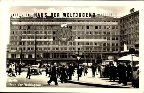 Ak Berlin Mitte, Alexanderplatz, Haus der Weltjugend, Passanten