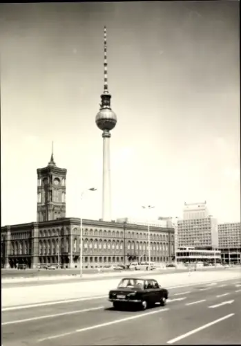 Ak Berlin Mitte, Rotes Rathaus mit Fernsehturm, Straßenansicht, Auto, Bus