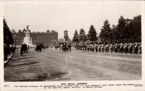 Ak Westminster London City, The Mall,  Buckingham Palace, Marble Memorial, Queen Victoria