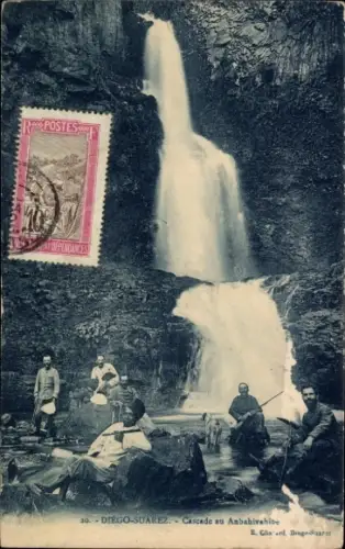 Ak Diego Suarez Antsiranana Madagaskar, Wasserfall, Männer in traditioneller Kleidung, Poststempe