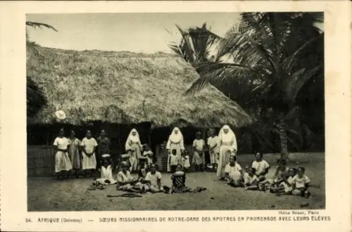 Ak Dahomey, Soeurs Missionaires de Notre Dame des Apotres en Promenade avec leurs éléves