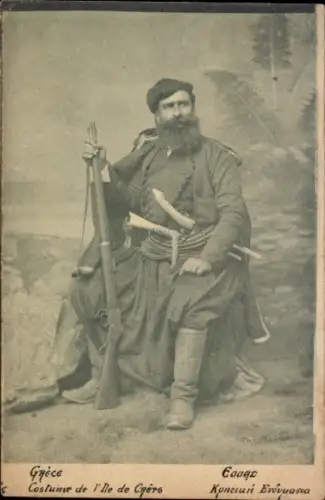 Ak Griechenland, bewaffneter Mann der Insel Kreta in Tracht