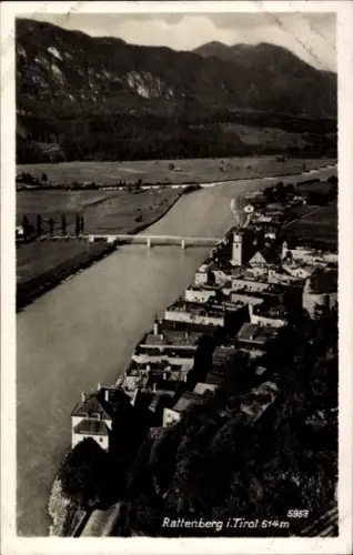 Ak Rattenberg am Inn Tirol, Landschaft mit Fluss, Stadtansicht, Berge im Hintergrund, Rattenberg 