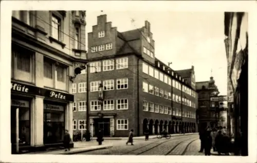 Ak Cottbus in der Niederlausitz, Berliner Straße, Regierungsgebäude, Geschäfte, Menschen, Straßen