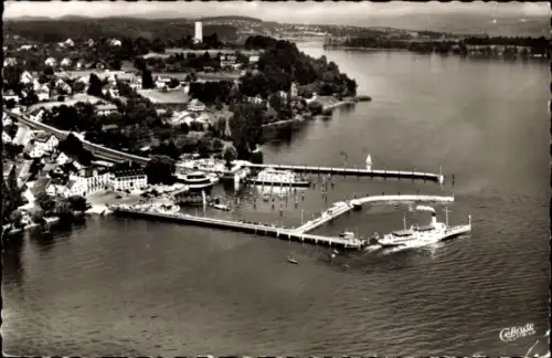 Ak Konstanz am Bodensee, Luftaufnahme eines Hafens, Boote, Ufer, Bäume, Häuser