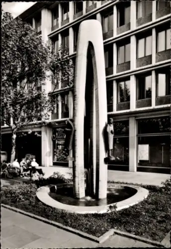 Ak Cöln Köln am Rhein, Springbrunnen, Stadtsparkasse,  Menschen auf Bänken