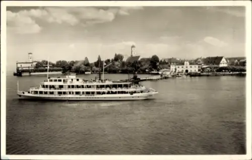 Ak Langenargen am Bodensee, Schiff auf dem Bodensee, Ufer mit Gebäuden, Wolken am Himmel