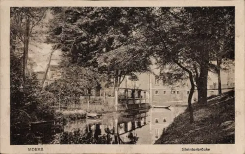 Ak Moers am Niederrhein,  Steintorbrücke, Wasser, Bäume, Boot