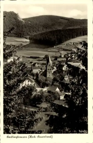 Ak Siedlinghausen Winterberg im Sauerland,  Hoch-Sauerland, Dorfansicht, Kirche, Landschaft