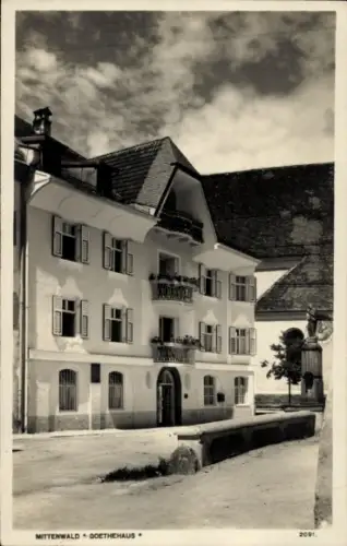 Ak Mittenwald in Oberbayern, Goethehaus,  Gebäude mit Balkonen, Fensterläden, keine Personen