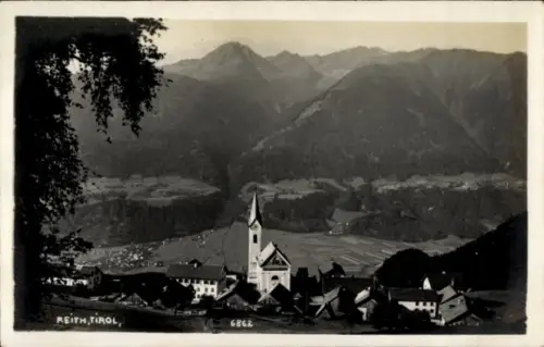 Ak Reith bei Seefeld Tirol, Karwendelbahn, Mittenwaldbahn, Berglandschaft, Kirche, Dorf, Tirol, 