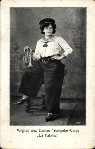 Ak Mitglied des Damen-Trompeter-Corps 'La Paloma'