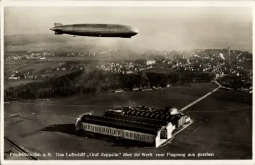 Ak Friedrichshafen am Bodensee, Luftschiff Graf Zeppelin, Werft, Flugzeugansicht, Friedrichshafen