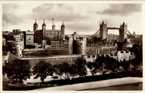 Ak Tower Hamlets London England, Tower of   Burg, Tower Bridge im Hintergrund