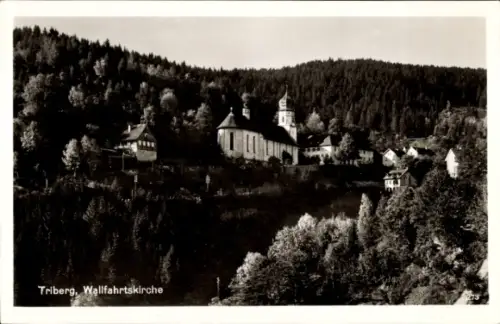 Ak Triberg im Schwarzwald, Wallfahrtskirche,  Wald, Berge, Schwarz-Weiß-Foto