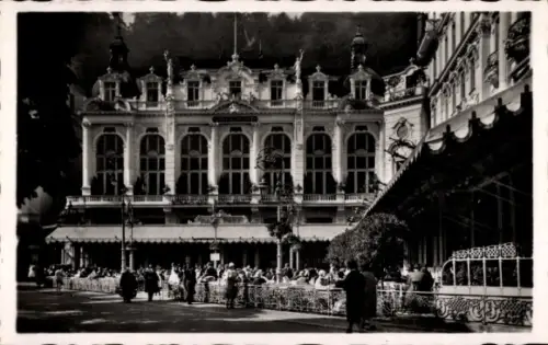 Ak Karlsbad in Baden, Hotelgebäude, Menschenmenge, Terrasse,  Architektur