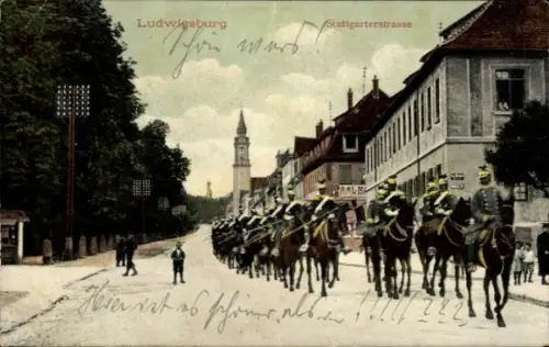 Ak Ludwigsburg in Württemberg,  Stuttgarterstraße, Reitertruppe, Kirche im Hintergrund