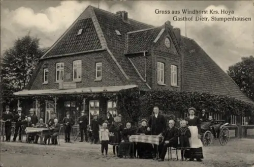 Ak Hoya an der Weser, Gasthof Dietr. Stumpenhausen, Gruppe von Menschen,  Fotografie