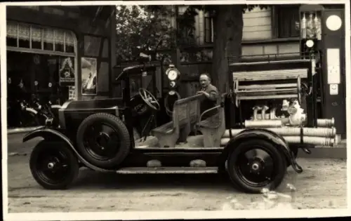 Foto Ak Mann in einem Feuerwehrauto, Löschfahrzeug