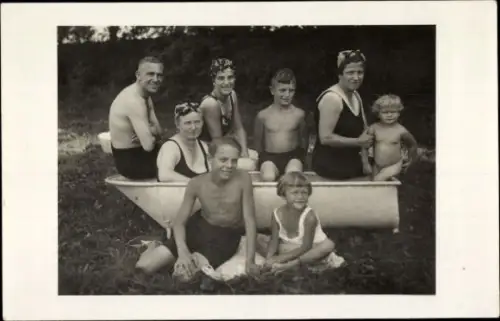 Foto Ak Eltern mit Kindern, Badeurlaub, Badewanne